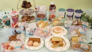 Afternoon Teaとファミリーマートのコラボ商品が並んだ画像