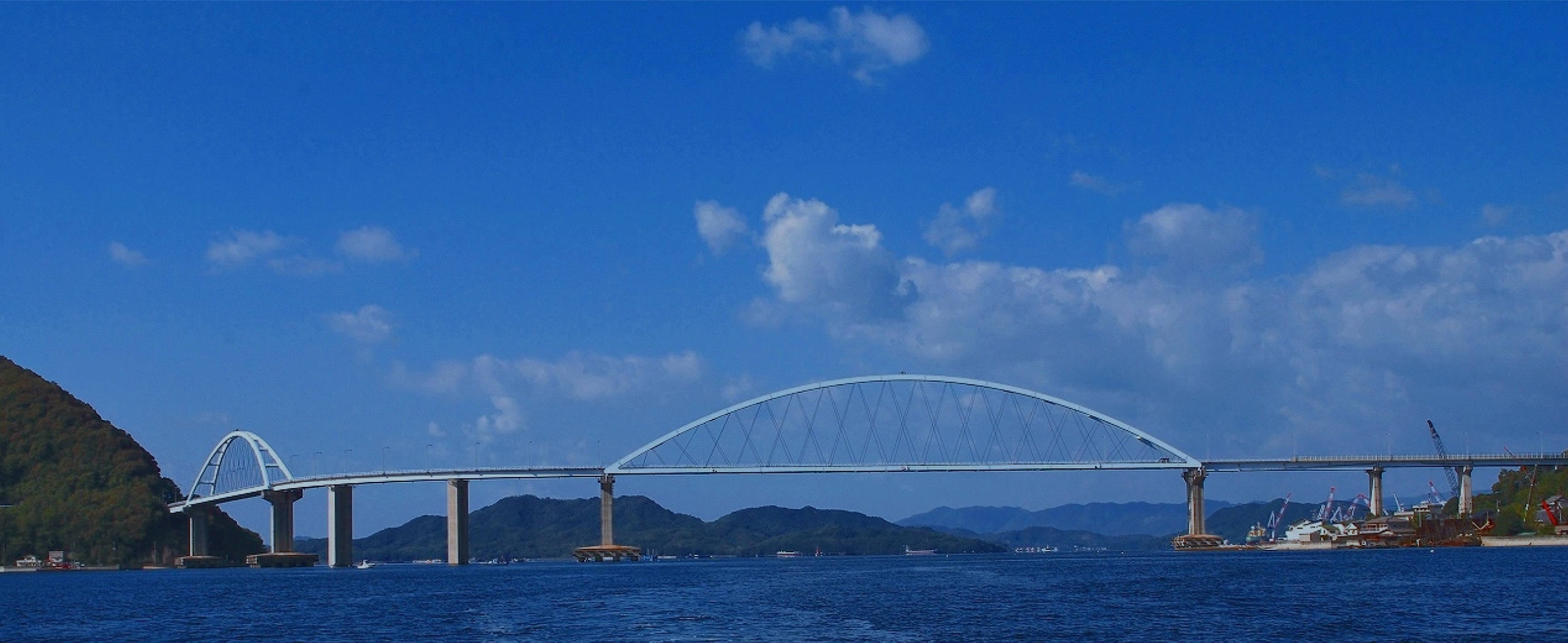 瀬戸内海にかかる内海大橋とツネイシ周辺の風景