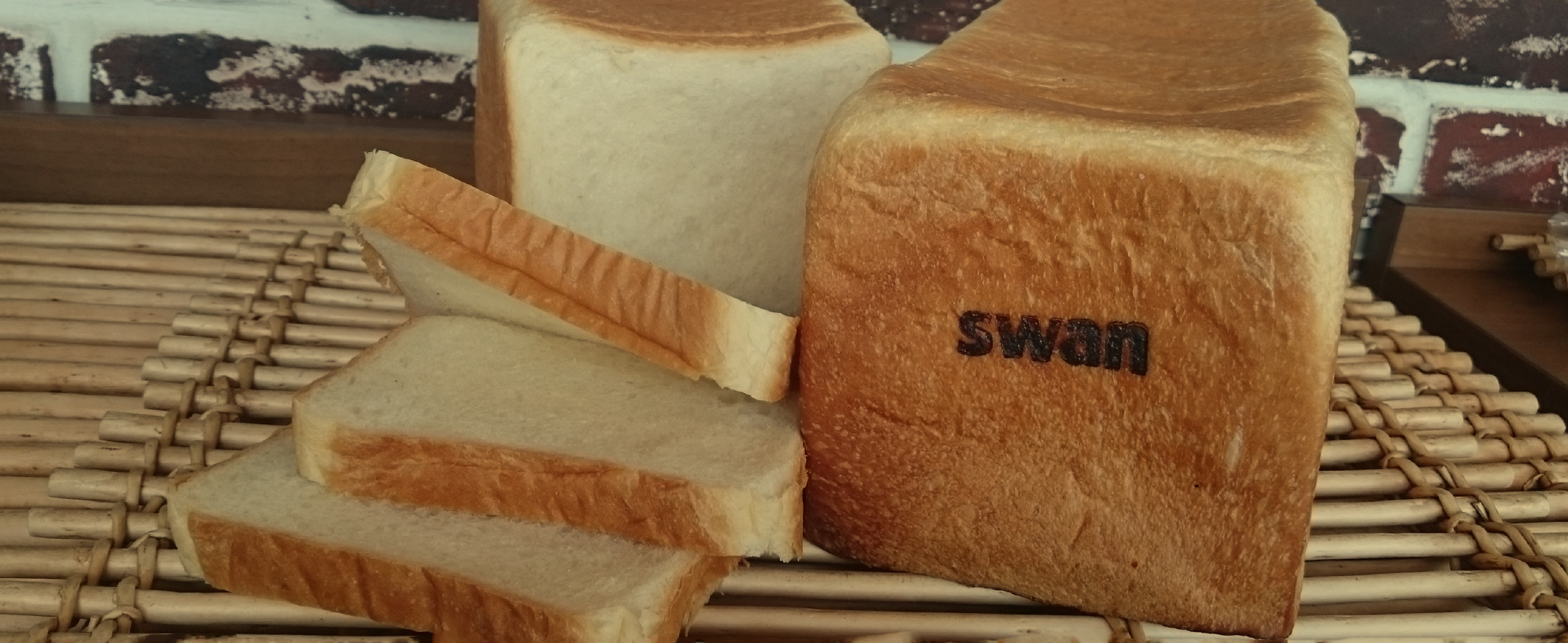 swanの焼印入り食パンとスライスされたパン
